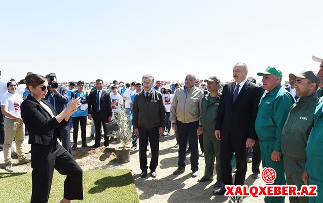 Prezident işçilərlə dayandı - Mehriban Əliyeva foto çəkdi