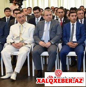 Azərbaycanlı deputat yeni imicdə: Ağ kostyum, sarı qalstuk, ağ ayaqqabı (FOTO)