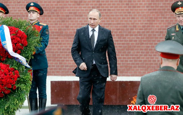 Putin əsgərin məzarı başında leysana düşdü - Fotolar