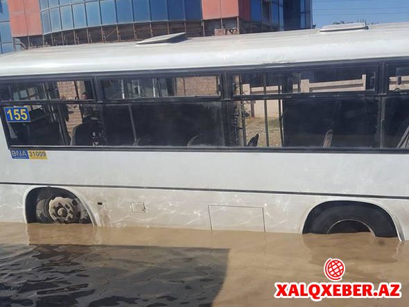 Bakıda "üzən" avtobus – FOTO