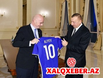 FIFA prezidenti Əliyevə forma hədiyyə etdi - Fotolar