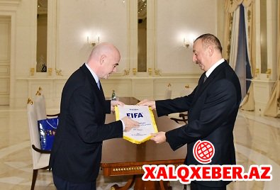 FIFA prezidenti Əliyevə forma hədiyyə etdi - Fotolar