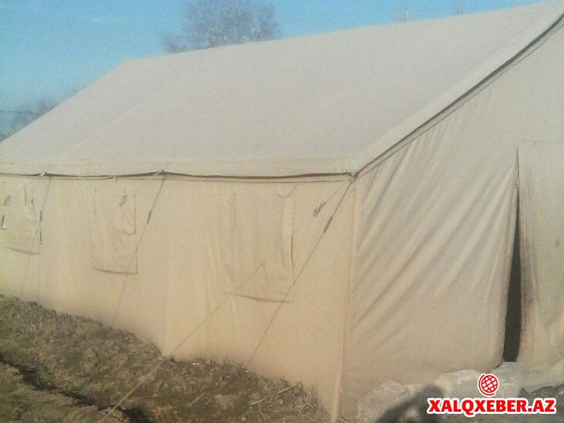 Şabranda çadırda övladlarına dərs keçən ata - VİDEO