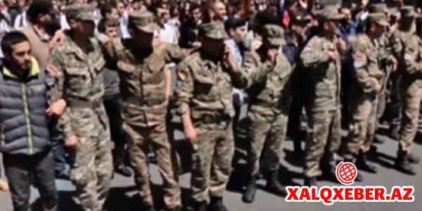 Yerevanda hərbçilər etirazçıların tərəfinə keçdi (VİDEO)