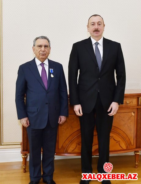 Prezident akademik Ramiz Mehdiyevi təltif edib - FOTO