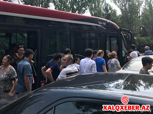 “Baku Bus”un avtobusu qəza törətdi: Yaralılar var (FOTO)