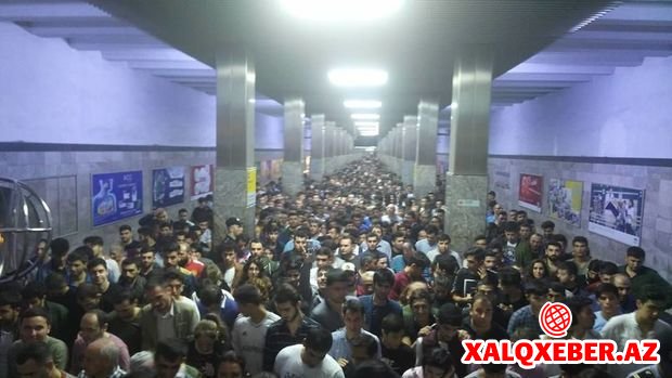 İngilis jurnalist Bakı metrosunda foto çəkdi, polis sildirdi - FOTO