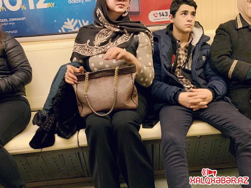 Nazilə metroda fotosunu paylaşdı, tənqid olundu: "Özünü reklam edir"