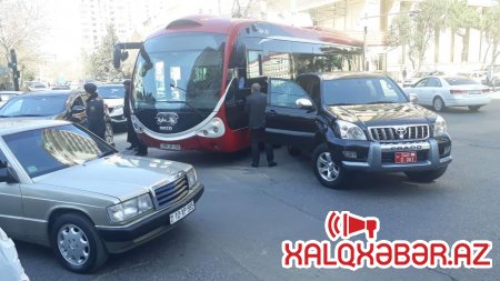"Bakubus" avtobusu səfirlik maşını ilə toqquşub - FOTO