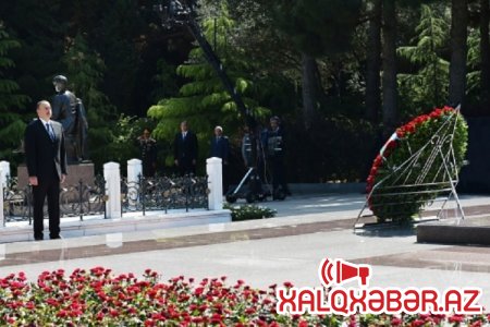 Prezident İlham Əliyev Heydər Əliyevin məzarını ziyarət edib