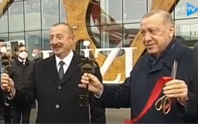 Prezidentlərə Qarabağın simvolik açarları təqdim olundu - Video