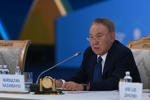 Nazarbayev uzun müddətdən sonra ictimaiyyət arasına çıxdı