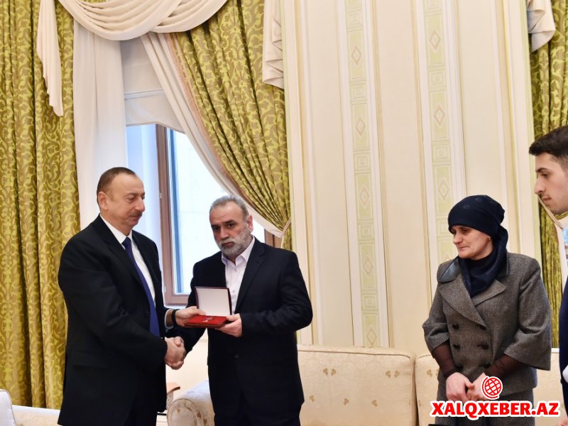 Prezident Çingiz Qurbanovun ailə üzvləri ilə görüşüb - Fotolar