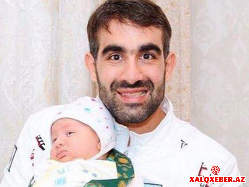 Rafael Ağayev medalını 2 aylıq oğlunun boynuna taxdı - FOTO