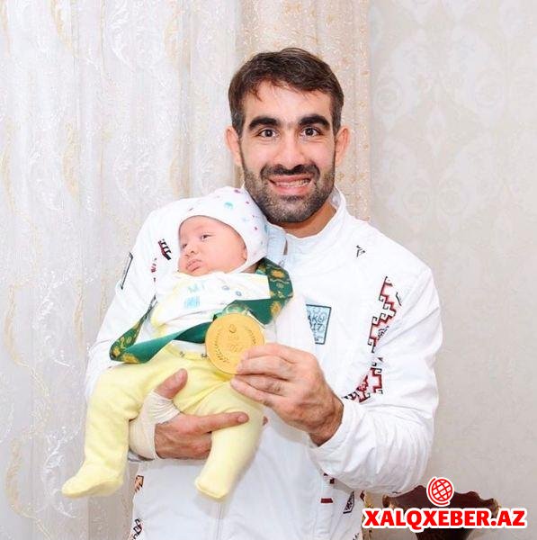 Rafael Ağayev medalını 2 aylıq oğlunun boynuna taxdı - FOTO