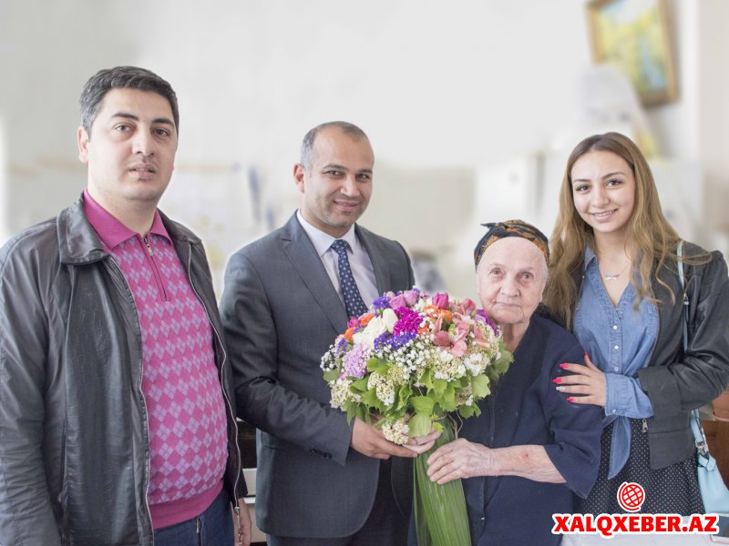 Nərimanov Rayon İcra Hakimiyyətinin əməkdaşları rayonun 100 yaşlı sakinini ziyarət edib