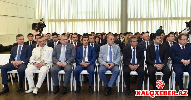 Azərbaycanlı deputat yeni imicdə: Ağ kostyum, sarı qalstuk, ağ ayaqqabı (FOTO)
