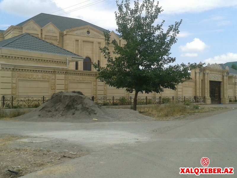 Nizaməddin Quliyev villasını təmir etdirir, Heydər Əliyevin portreti olan küçə isə yadına düşmür (FOTOLAR)