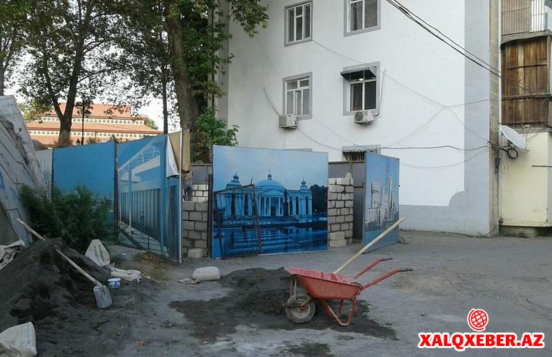 Göyçay rayon icra başçısı binanın girişini milyarderin cangüdəninə satıb - FOTOLAR