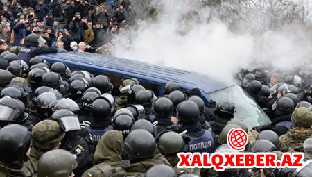 Polislə Saakaşvilinin tərəfdarları arasında TOQQUŞMA: - yaralananlar var