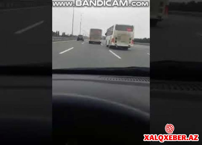 Aeroport yolunda içi sərnişinlə dolu iki avtobusun ölüm yarışı: Dəhşətli anların görüntüsü (VİDEO)