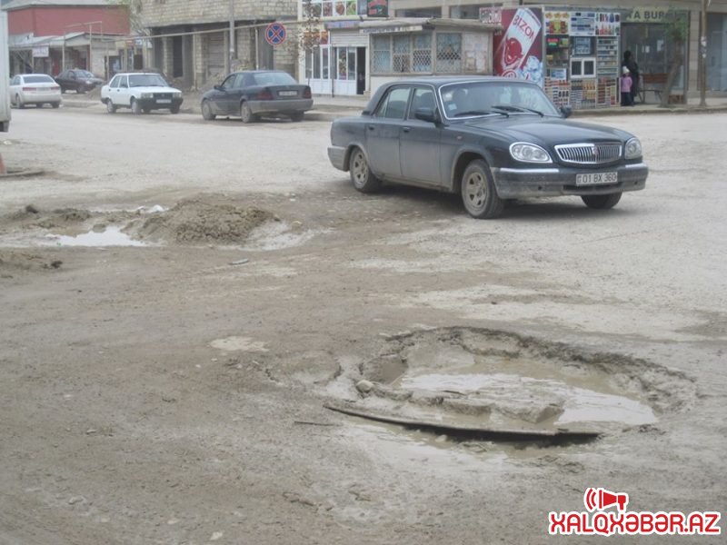 Xırdalanın xırda olmayan dərdi: Bərbad yollar, sökülmüş səkilər, palçıqlı küçələr… – VİDEO