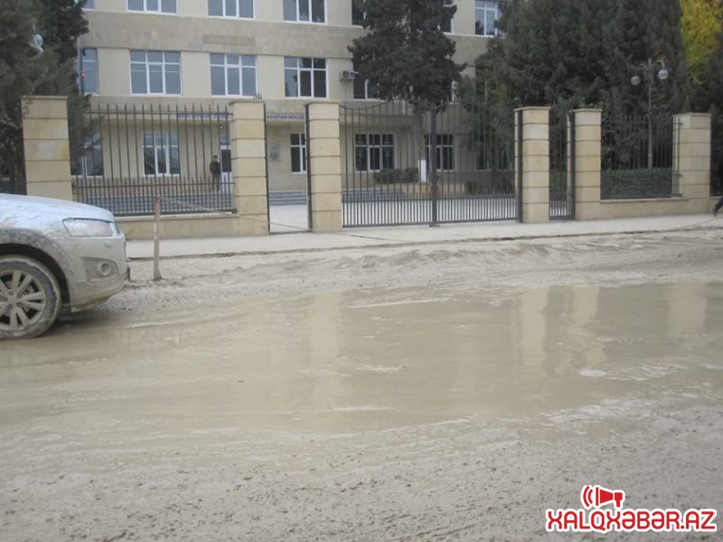 Xırdalanın xırda olmayan dərdi: Bərbad yollar, sökülmüş səkilər, palçıqlı küçələr… – VİDEO