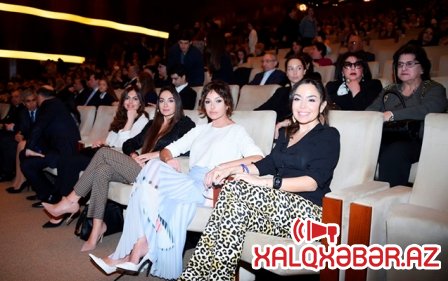 Mehriban Əliyeva qızları ilə konsertdə - Fotolar