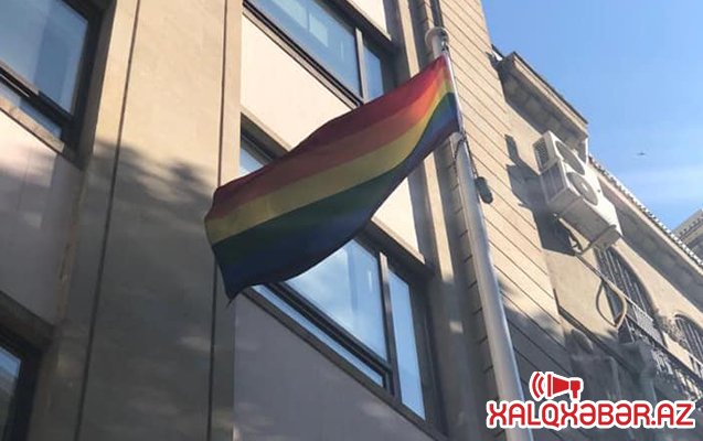 Bakıda səfirlik binasından LGBT bayrağı asıldı - Fotolar