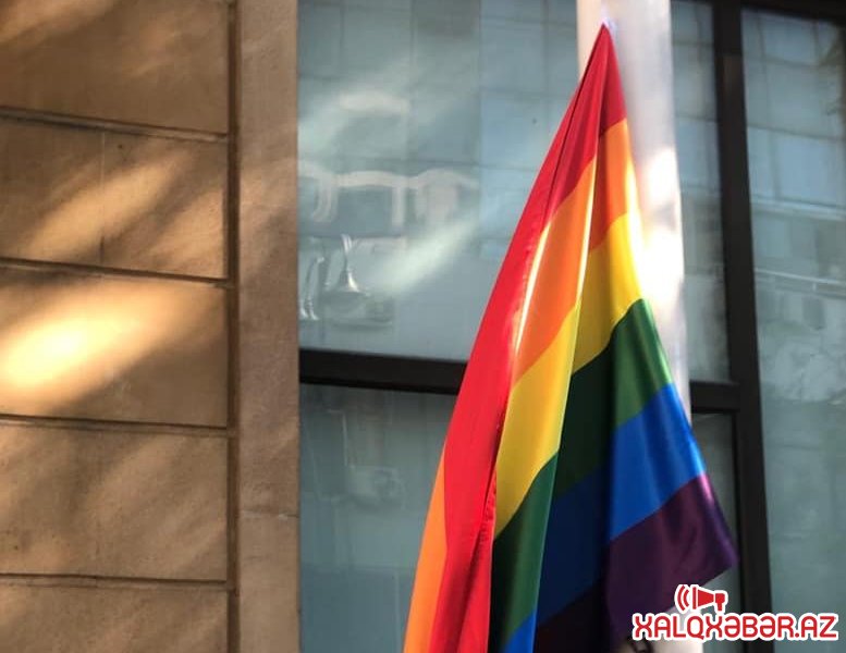 Bakıda səfirlik binasından LGBT bayrağı asıldı - Fotolar