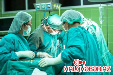 Azərbaycanda həkim səhlənkarlığı: Tamponu qadının qarında qoyub, tikdi