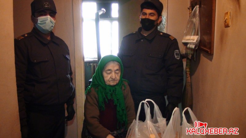 Zaqatalada polis yaşlı insanlara ərzaq yardımı edib