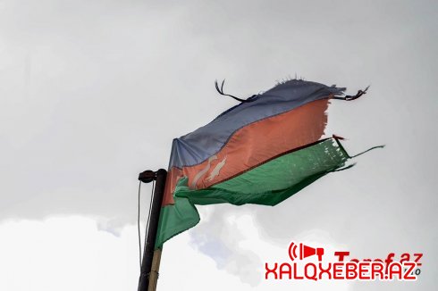 Ağsuda dövlət atributu olan bayrağa hörmətsizlik - FOTOFAKT