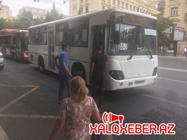 Bakıda xəttə köhnə avtobus buraxıldı: Pulu da konduktor yığır -“Şirkətə irad bildiriləcək”