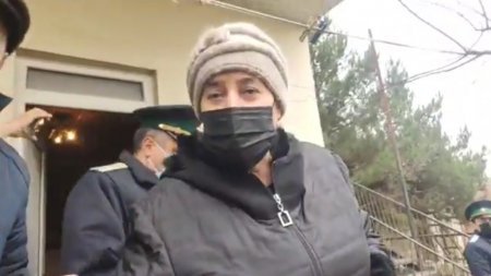 Xəzər rayonu İcra və Probasiya Şöbəsinin məmurları vətəndaşı evindən çıxartmağa çalışır - QALMAQAL
