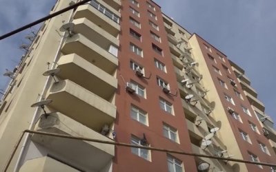 Qalmaqal: Abşeronda bir mənzil iki nəfərə satıldı - Video