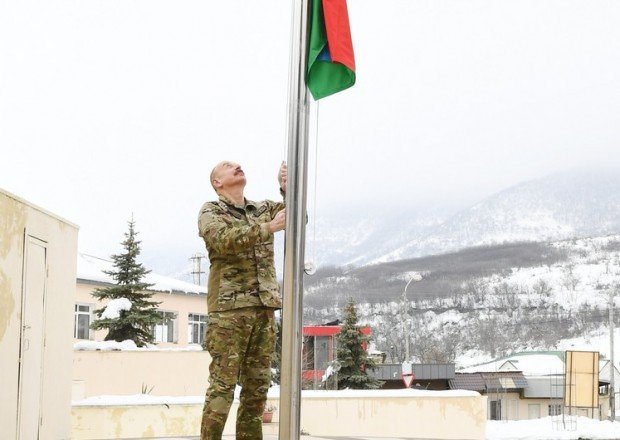 Prezident Hadrutda Azərbaycan bayrağını qaldırdı