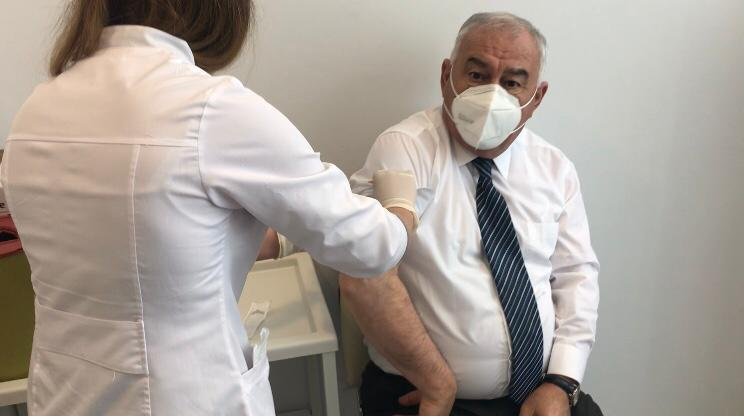 Füzuli Rayon İcra Hakimiyyətinin başçısı vaksin vurdurdu