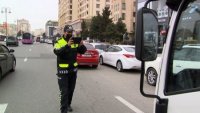 Yol polislərin dayanma-durma və parklanma qaydalarını pozan sürücülərə qarşı reyd keçirib