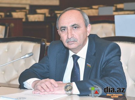 Deputatın köməkçisi VƏTƏNDAŞI HƏDƏLƏDİ - "Sənin pazını pis vurduracam!"