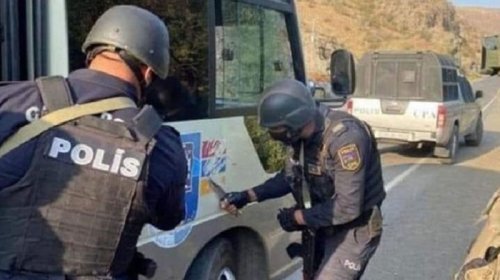 Azərbaycan polisi postda qondarma rejimin bayrağını sildi - VİDEO