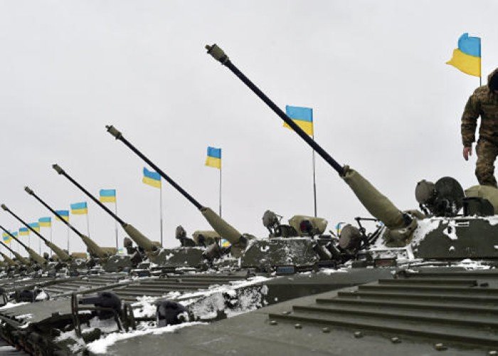 Ukrayna Krım sərhədində hərbi təlimlərə başladı