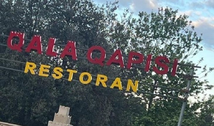 "Qala Qapısı" Restoran sahibi Zərifə Əliyeva parkı yazısını çıxardıb, öz restoranın adını yazdırdı