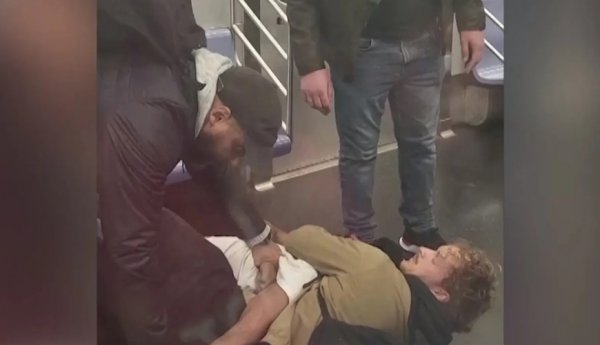 Metroda DƏHŞƏTLİ HADİSƏ: Ac olduğunu deyən şəxsi boğub öldürdü - VİDEO