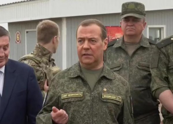 Medvedev hərbi forma geyinərək mesaj verdi