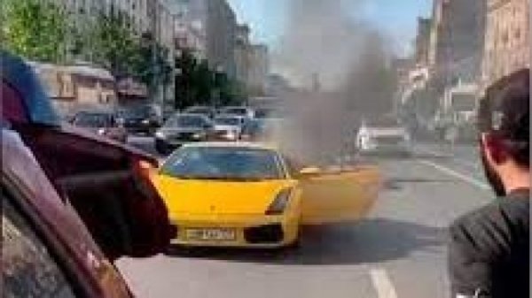 Müğənninin Lamborghinisi yandı