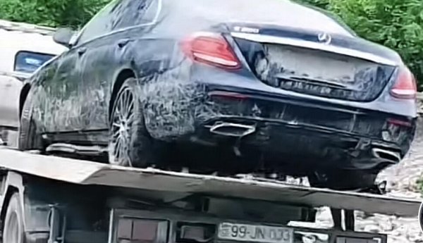 İsmayıllıda sel aparan bahalı maşın kimindir? - FOTO