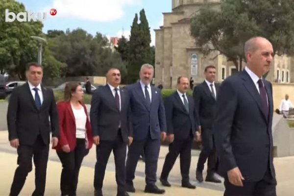 Numan Kurtulmuş ulu öndər Heydər Əliyevin məzarını ziyarət edib - VİDEO