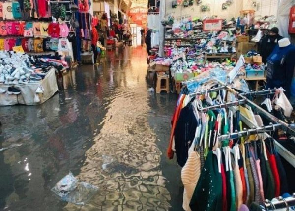 "Sədərək" Ticarət Mərkəzində bir neçə mağazanı su basıb - VİDEO