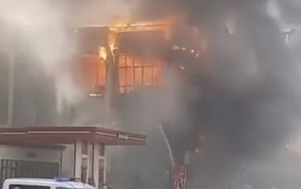 Sumqayıtda şadlıq evi yanır